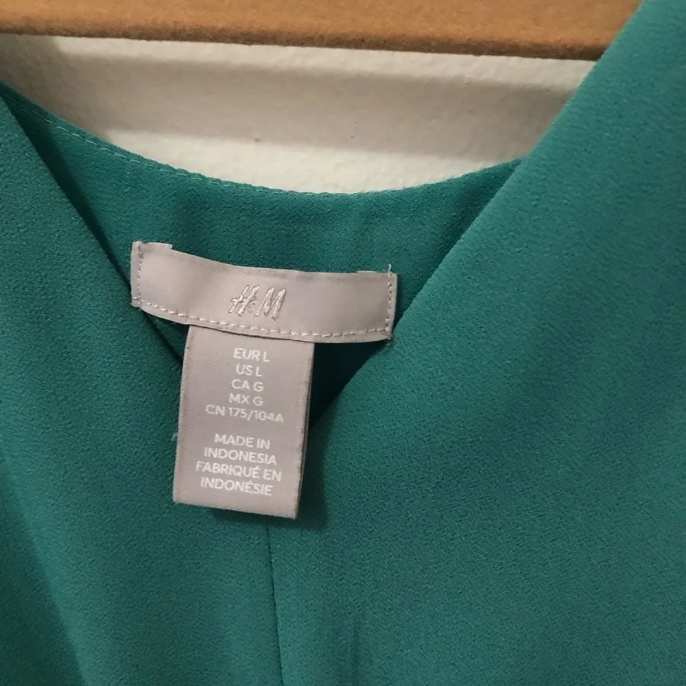 H & M Vneck Green Dress - Picture 4 of 6